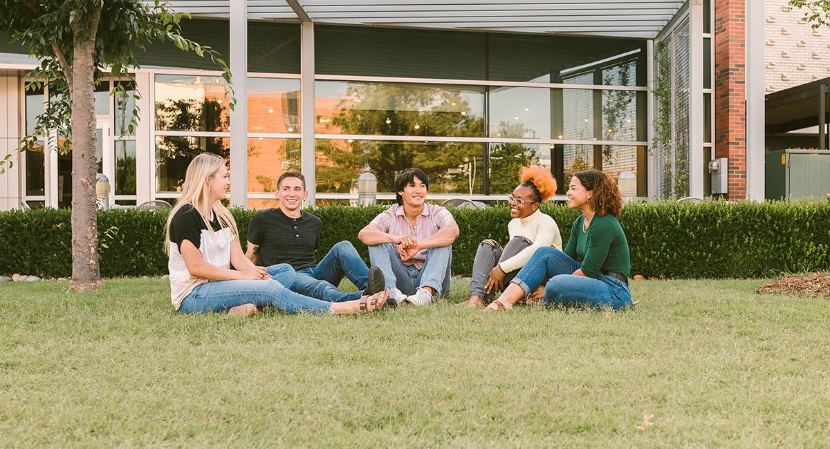 学生们坐在草坪上聊天